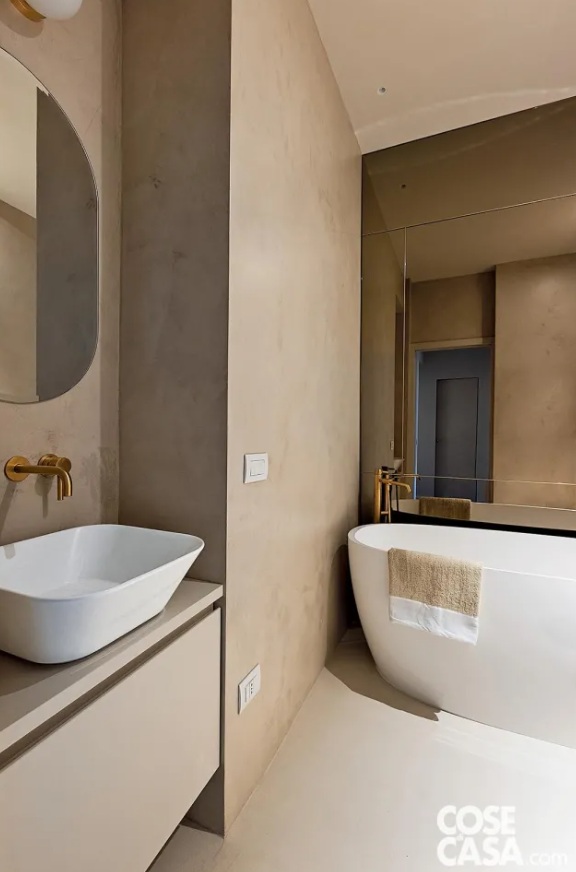 Pareti color écru in bagno. Il lavabo da appoggio in ceramica è di Simas, la rubinetteria a parete in finitura ottone è di Zucchetti Kos. Vasca freestanding in acrilico di Arbi Arredobagno. Le spugne sono di MarinaC. Pareti color écru in bagno. Il lavabo da appoggio in ceramica è di Simas, la rubinetteria a parete in finitura ottone è di Zucchetti Kos. Vasca freestanding in acrilico di Arbi Arredobagno. Le spugne sono di MarinaC.