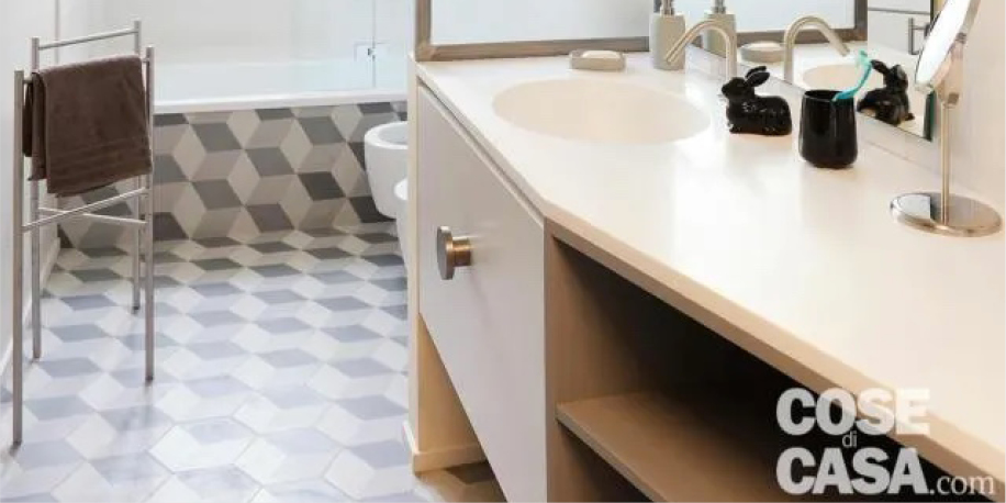 Bagno lungo e stretto diviso da separé, con la vasca-doccia sotto la finestra. Progetto dell'architetto Francesca Diano; foto di Marco Menghi; styling di Chiara Dal Canto. Bagno lungo e stretto diviso da separé, con la vasca-doccia sotto la finestra. Progetto dell'architetto Francesca Diano; foto di Marco Menghi; styling di Chiara Dal Canto.