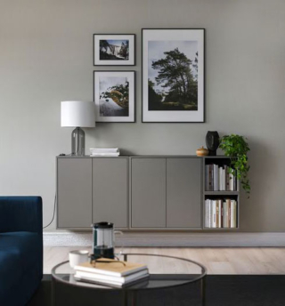 La combinazione sospesa a parete Eket di Ikea Italia è dotata di quattro ante grigie, con accessorio integrato per l'apertura a pressione, e di due vani a giorno. I ripiani laterali regolabili permettono di adattare lo spazio in base alle esigenze. Misura L 175 x P 35 x H 70 cm. Prezzo 220 euro. https://www.ikea.com La combinazione sospesa a parete Eket di Ikea Italia è dotata di quattro ante grigie, con accessorio integrato per l'apertura a pressione, e di due vani a giorno. I ripiani laterali regolabili permettono di adattare lo spazio in base alle esigenze. Misura L 175 x P 35 x H 70 cm. Prezzo 220 euro. https://www.ikea.com