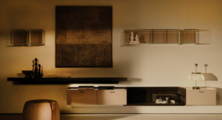 Toni neutri per la composizione sospesa a parete che fa parte del sistema modulare LT40 di Lema: è composta da un elemento a giorno che alleggerisce, da un elemento a griglia modulare e da una boiserie che integra un pannello e una luce a Led. Prezzo 9.870 euro. https://www.lemamobili.com Toni neutri per la composizione sospesa a parete che fa parte del sistema modulare LT40 di Lema: è composta da un elemento a giorno che alleggerisce, da un elemento a griglia modulare e da una boiserie che integra un pannello e una luce a Led. Prezzo 9.870 euro. https://www.lemamobili.com