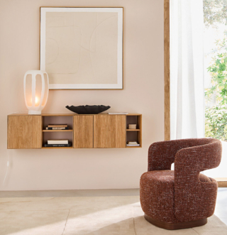 Il calore del legno per la consolle da parete Mikube di AM.PM La Redoute: è realizzata in rovere massello e MDF impiallacciato rovere. Sono presenti tre ante, con la superficie in rilievo effetto scalpello e sistema di apertura push-pull, e due nicchie di dimensioni diverse. Misura L 150 x P 35 x H 38 cm. Prezzo 869 euro. https://www.laredoute.it Il calore del legno per la consolle da parete Mikube di AM.PM La Redoute: è realizzata in rovere massello e MDF impiallacciato rovere. Sono presenti tre ante, con la superficie in rilievo effetto scalpello e sistema di apertura push-pull, e due nicchie di dimensioni diverse. Misura L 150 x P 35 x H 38 cm. Prezzo 869 euro. https://www.laredoute.it