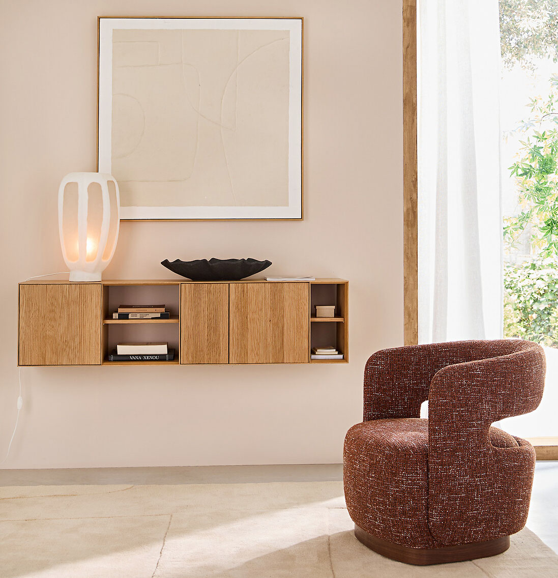 Il calore del legno per la consolle da parete Mikube di AM.PM La Redoute: è realizzata in rovere massello e MDF impiallacciato rovere. Sono presenti tre ante, con la superficie in rilievo effetto scalpello e sistema di apertura push-pull, e due nicchie di dimensioni diverse. Misura L 150 x P 35 x H 38 cm. Prezzo 869 euro. https://www.laredoute.it Il calore del legno per la consolle da parete Mikube di AM.PM La Redoute: è realizzata in rovere massello e MDF impiallacciato rovere. Sono presenti tre ante, con la superficie in rilievo effetto scalpello e sistema di apertura push-pull, e due nicchie di dimensioni diverse. Misura L 150 x P 35 x H 38 cm. Prezzo 869 euro. https://www.laredoute.it