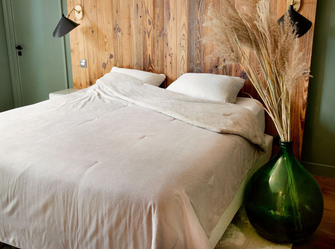 Morbida la coperta tinta unita Anais beige (Ref. 92344466) in vendita da Leroy Merlin che, grazie alle dimensioni, può essere usata anche come copriletto. È prodotta in poliestere, che la rende resistente e leggera nello stesso tempo, in una raffinata colorazione chiara. Misura L 240 x P 250 cm. Prezzo 39,90 euro. https://www.leroymerlin.it Morbida la coperta tinta unita Anais beige (Ref. 92344466) in vendita da Leroy Merlin che, grazie alle dimensioni, può essere usata anche come copriletto. È prodotta in poliestere, che la rende resistente e leggera nello stesso tempo, in una raffinata colorazione chiara. Misura L 240 x P 250 cm. Prezzo 39,90 euro. https://www.leroymerlin.it