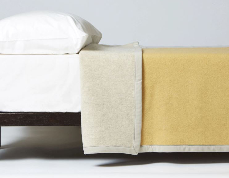 La coperta Thema di Lanerossi è completamente prodotta in pregiata pura Lana Vergine, da scegliere fra dodici varianti di colore, che la rende ideale come coperta autunnale e invernale. Misura L 210 x P 250 cm. Prezzo 319 euro. https://lanerossi.com La coperta Thema di Lanerossi è completamente prodotta in pregiata pura Lana Vergine, da scegliere fra dodici varianti di colore, che la rende ideale come coperta autunnale e invernale. Misura L 210 x P 250 cm. Prezzo 319 euro. https://lanerossi.com