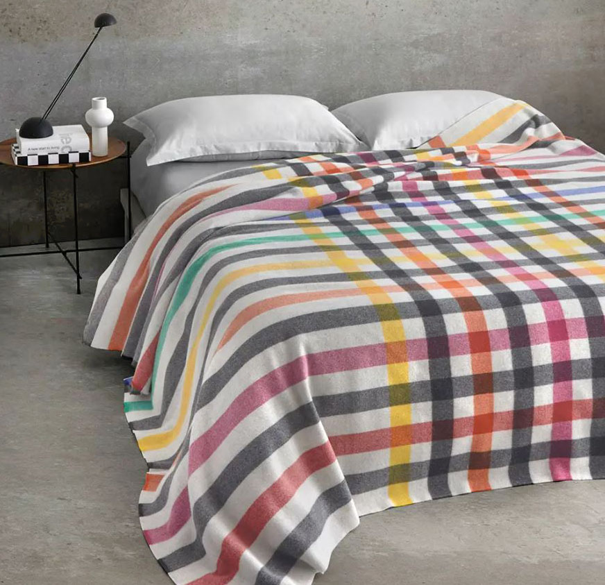 La coperta leggera Derby di Somma 1867, realizzata in 100% Lambswool, è decorata da una vivace macro fantasia geometrica, ispirata ai tradizionali motivi tartan, che rallegra il letto. È Made in Italy e certificata Oeko-Tex. Misura L 220 x P 250 cm. Prezzo 225 euro. https://www.somma1867.com La coperta leggera Derby di Somma 1867, realizzata in 100% Lambswool, è decorata da una vivace macro fantasia geometrica, ispirata ai tradizionali motivi tartan, che rallegra il letto. È Made in Italy e certificata Oeko-Tex. Misura L 220 x P 250 cm. Prezzo 225 euro. https://www.somma1867.com