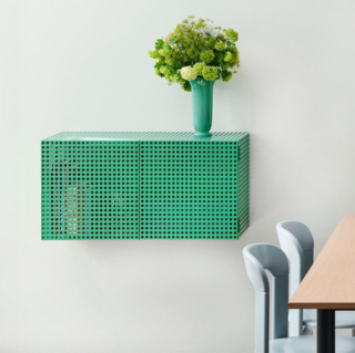 Una raffinata sfumatura verde giada per la credenza sospesa Perforated Cabinet Wall di Hay in vendita su Sediarreda che è completamente realizzata in acciaio verniciato a polvere e traforato per un effetto “vedo non vedo”. Le due ante sono dotate di una chiusura magnetica. Misura L 89 x P 40 x H 45 cm. Prezzo 485,80 euro. https://www.sediarreda.com Una raffinata sfumatura verde giada per la credenza sospesa Perforated Cabinet Wall di Hay in vendita su Sediarreda che è completamente realizzata in acciaio verniciato a polvere e traforato per un effetto “vedo non vedo”. Le due ante sono dotate di una chiusura magnetica. Misura L 89 x P 40 x H 45 cm. Prezzo 485,80 euro. https://www.sediarreda.com