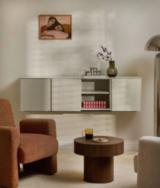 Una colorazione chiara e luminosa per la credenza sospesa Shea di Westwing Collection che è dotata di otto comodi scomparti e di ripiani regolabili in altezza. Le ante in MDF laccato sono dotate di un meccanismo di chiusura Soft Close. Misura L 150 x P 40 x H 41 cm. Prezzo 799 euro. https://www.westwing.it Una colorazione chiara e luminosa per la credenza sospesa Shea di Westwing Collection che è dotata di otto comodi scomparti e di ripiani regolabili in altezza. Le ante in MDF laccato sono dotate di un meccanismo di chiusura Soft Close. Misura L 150 x P 40 x H 41 cm. Prezzo 799 euro. https://www.westwing.it