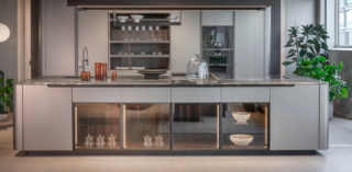 Una linea morbida ed ergonomica per l'isola della cucina Ak_Project con moduli Circle di Arrital caratterizzata dal design curvo: le curve degli arredi e delle pannellature rendono l'ambiente fluido e accogliente. Le basi e le colonne sono realizzate in Laccato Metal Grafite, il top è in Granito Cosmic Black. Gli elementi in essenza Ebano Opaco, la boiserie attrezzata e lo schienale dei vani chiusi da ante con vetri fumé, “spezzano” la composizione. Prezzo su richiesta. https://www.arrital.it Una linea morbida ed ergonomica per l'isola della cucina Ak_Project con moduli Circle di Arrital caratterizzata dal design curvo: le curve degli arredi e delle pannellature rendono l'ambiente fluido e accogliente. Le basi e le colonne sono realizzate in Laccato Metal Grafite, il top è in Granito Cosmic Black. Gli elementi in essenza Ebano Opaco, la boiserie attrezzata e lo schienale dei vani chiusi da ante con vetri fumé, “spezzano” la composizione. Prezzo su richiesta. https://www.arrital.it