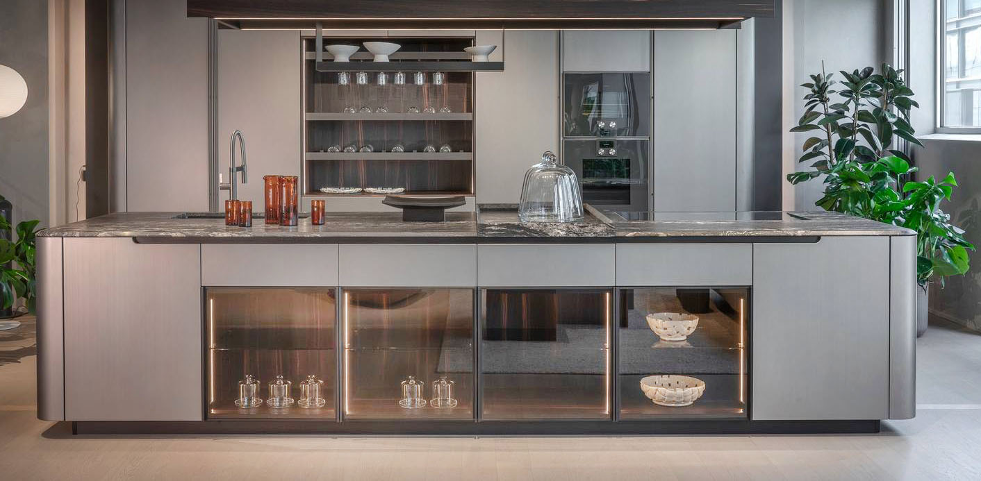 Una linea morbida ed ergonomica per l'isola della cucina Ak_Project con moduli Circle di Arrital caratterizzata dal design curvo: le curve degli arredi e delle pannellature rendono l'ambiente fluido e accogliente. Le basi e le colonne sono realizzate in Laccato Metal Grafite, il top è in Granito Cosmic Black. Gli elementi in essenza Ebano Opaco, la boiserie attrezzata e lo schienale dei vani chiusi da ante con vetri fumé, “spezzano” la composizione. Prezzo su richiesta. https://www.arrital.it Una linea morbida ed ergonomica per l'isola della cucina Ak_Project con moduli Circle di Arrital caratterizzata dal design curvo: le curve degli arredi e delle pannellature rendono l'ambiente fluido e accogliente. Le basi e le colonne sono realizzate in Laccato Metal Grafite, il top è in Granito Cosmic Black. Gli elementi in essenza Ebano Opaco, la boiserie attrezzata e lo schienale dei vani chiusi da ante con vetri fumé, “spezzano” la composizione. Prezzo su richiesta. https://www.arrital.it