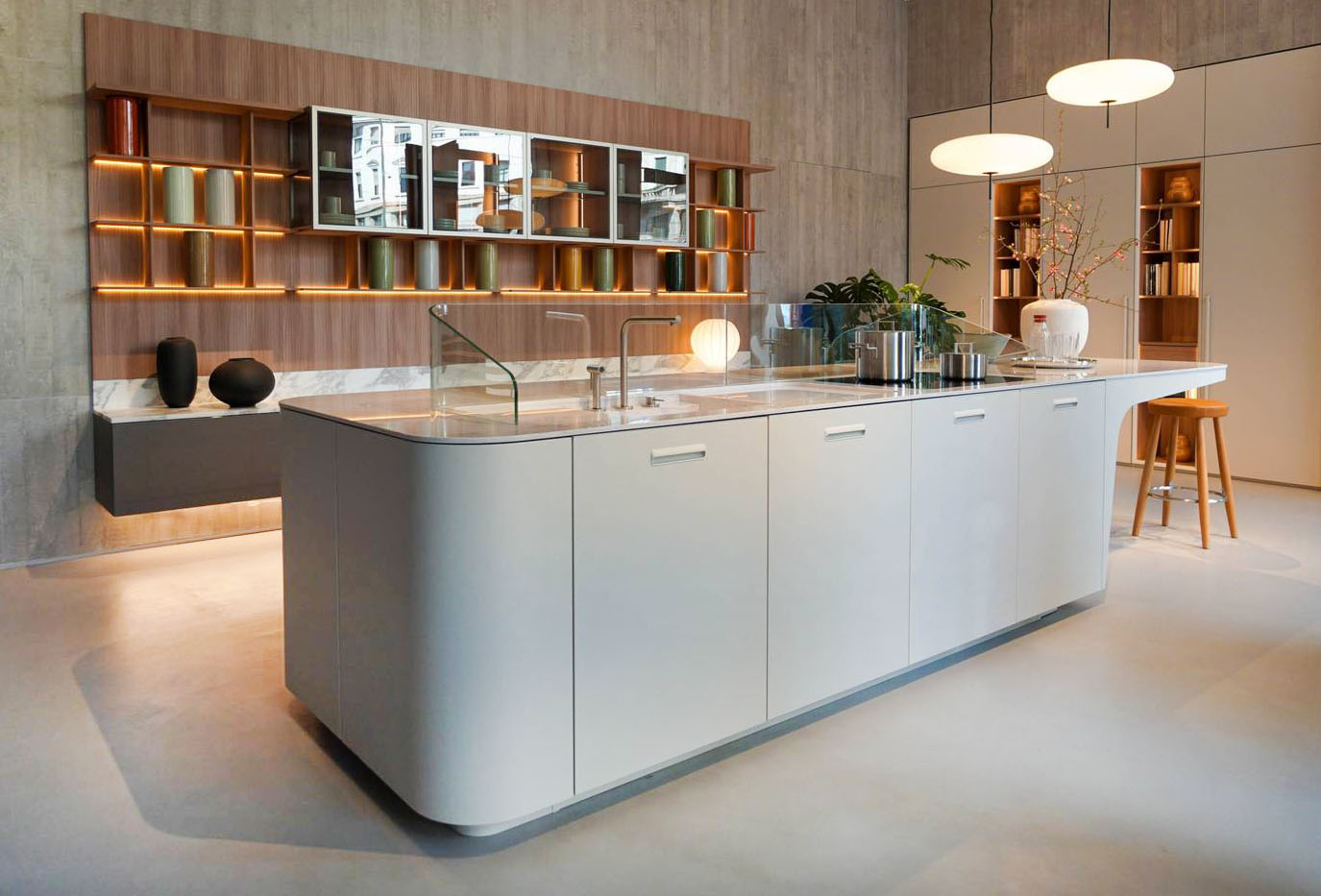 La cucina Sign Round di Ernestomeda, completamente personalizzabile, si apre sul living. Ha una linea morbida e avvolgente: le basi, in laccato opaco Flat Matt Bianco, della grande isola centrale infatti hanno l'anta terminale stondata, con profilo e zoccolo laterale curvo, come il piano di lavoro Able che accoglie il divisorio Screen, un'alzatina in vetro curvato a caldo, che separa senza chiudere. Lateralmente trova posto il tavolo Snack Plane che ha un design che ricorda un'ala. Prezzo su richiesta. https://www.ernestomeda.com La cucina Sign Round di Ernestomeda, completamente personalizzabile, si apre sul living. Ha una linea morbida e avvolgente: le basi, in laccato opaco Flat Matt Bianco, della grande isola centrale infatti hanno l'anta terminale stondata, con profilo e zoccolo laterale curvo, come il piano di lavoro Able che accoglie il divisorio Screen, un'alzatina in vetro curvato a caldo, che separa senza chiudere. Lateralmente trova posto il tavolo Snack Plane che ha un design che ricorda un'ala. Prezzo su richiesta. https://www.ernestomeda.com