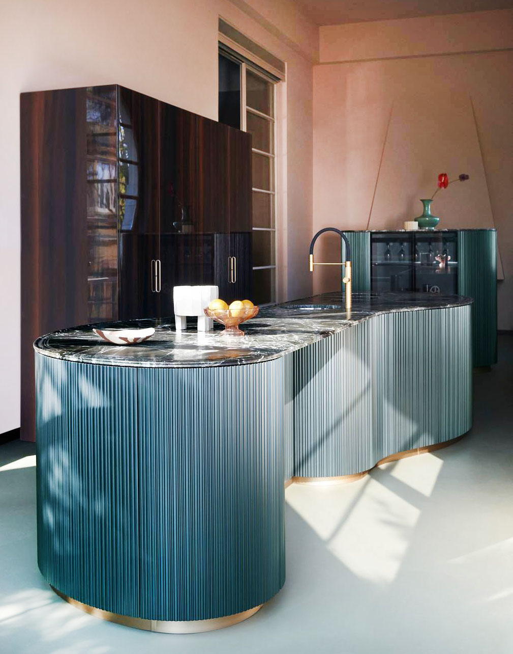 La scenografica isola sagomata Tangram di Cesar è caratterizzata dal piano di lavoro in pregiato marmo Breccia Imperiale con bordo Eclair e dalle basi con le ante arrotondate con lavorazione tridimensionale Groove, realizzate in laccato effetto metallico Verde Comodoro Anodyc, che la trasformano nella protagonista indiscussa della cucina. Prezzo su richiesta. https://www.cesar.it La scenografica isola sagomata Tangram di Cesar è caratterizzata dal piano di lavoro in pregiato marmo Breccia Imperiale con bordo Eclair e dalle basi con le ante arrotondate con lavorazione tridimensionale Groove, realizzate in laccato effetto metallico Verde Comodoro Anodyc, che la trasformano nella protagonista indiscussa della cucina. Prezzo su richiesta. https://www.cesar.it