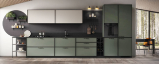 La composizione lineare Jeometrica di Scavolini è caratterizzata da uno scenografico schienale sagomato e attrezzato in Laminato Anise con una serie di accessori in metallo finitura Antracite. Le ante lisce della basi e delle colonne in Decorativo Selva creano un raffinato contrasto con quelle dei pensili in Decorativo Soft Beige. Il piano di lavoro è in Laminato Stratificato Nero Ardesia. Prezzo su richiesta. https://www.scavolini.com