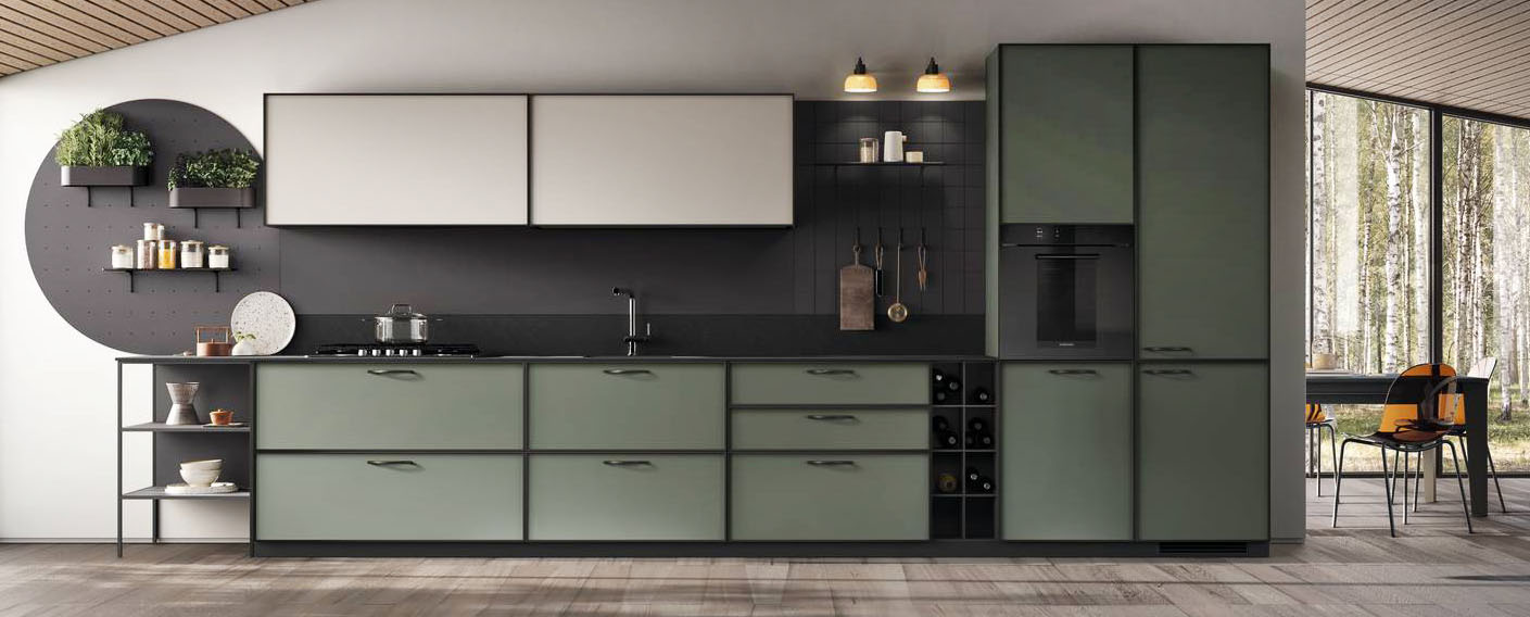 La composizione lineare Jeometrica di Scavolini è caratterizzata da uno scenografico schienale sagomato e attrezzato in Laminato Anise con una serie di accessori in metallo finitura Antracite. Le ante lisce della basi e delle colonne in Decorativo Selva creano un raffinato contrasto con quelle dei pensili in Decorativo Soft Beige. Il piano di lavoro è in Laminato Stratificato Nero Ardesia. Prezzo su richiesta. https://www.scavolini.com