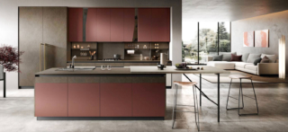 Colori caldi per la composizione Natural 5 di Moretti Compact Cucine che si sviluppa intorno all'isola con le basi in laccato Porpora Opaco, come i pensili. Lo schienale in melaminico Stone Brown è attrezzato con mensole e ganci in metallo nero opaco. Il piano snack in laminato HPL Stone Bianco è appoggiato direttamente sul top. Un modulo base da 60 cm, prezzo 259 euro (esclusi top, gola/maniglia e zoccolo). https://cucine.moretticompact.it