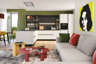 Effetto optical per il modello con penisola Pratica 2510 di La Casa Moderna che abbina alle ante delle basi in nobilitato bianco la boiserie attrezzata Vertigo nera. Il piano di lavoro è realizzato in laminato nero come lo schienale. Un modulo base da 60 cm con anta, apertura con gola, zoccolo e top in laminato, prezzo a partire da 270 euro. https://lacasamoderna.com