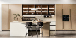 La cucina Asia di Arredo3 è caratterizzata da una penisola con un piano snack ergonomico e da una parete organizzata con colonne laterali con ante nella finitura legno chiaro “collegate” da una serie di pensili, con le ante in vetro fumé, illuminati internamente. Prezzo su richiesta. https://www.arredo3.it