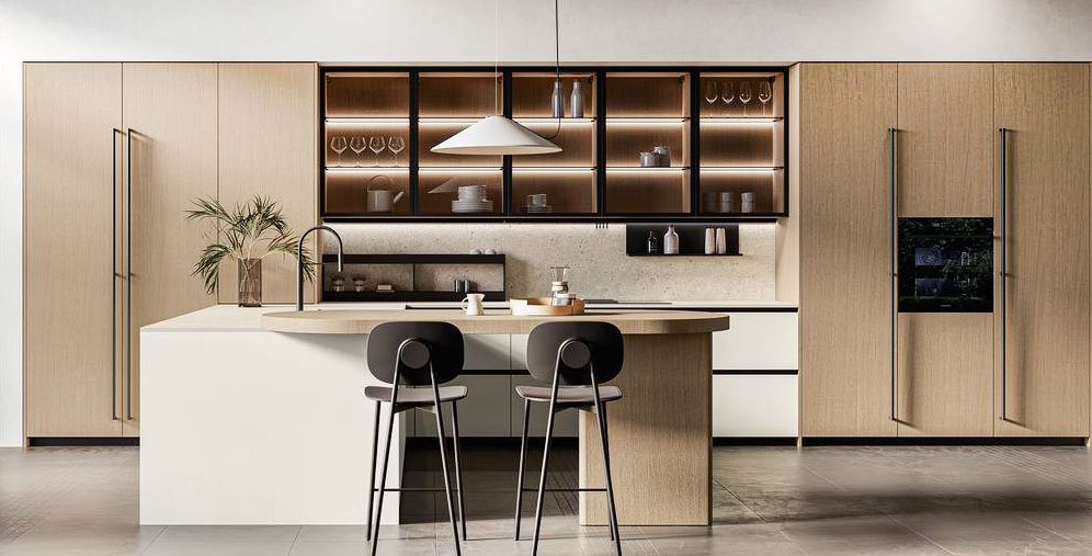 La cucina Asia di Arredo3 è caratterizzata da una penisola con un piano snack ergonomico e da una parete organizzata con colonne laterali con ante nella finitura legno chiaro “collegate” da una serie di pensili, con le ante in vetro fumé, illuminati internamente. Prezzo su richiesta. https://www.arredo3.it