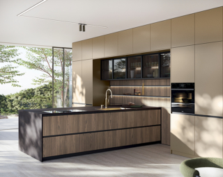 Fa parte del programma I Naturali di Ar-Tre l'ampia composizione che abbina il colore del legno a materiali hi-tech: si articola in una grande penisola con le basi Domus in impiallacciato frassino tinto Cognac e il piano in HPL Ambassador, nelle colonne in laccato champagne e in una serie di pensili squadrati Air con le ante in vetro fumé. Prezzo su richiesta. https://www.ar-tre.i