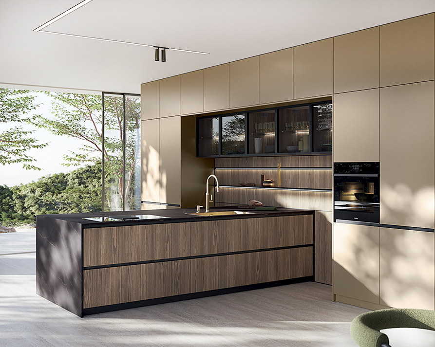 Fa parte del programma I Naturali di Ar-Tre l'ampia composizione che abbina il colore del legno a materiali hi-tech: si articola in una grande penisola con le basi Domus in impiallacciato frassino tinto Cognac e il piano in HPL Ambassador, nelle colonne in laccato champagne e in una serie di pensili squadrati Air con le ante in vetro fumé. Prezzo su richiesta. https://www.ar-tre.i