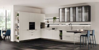 Si sviluppa ad angolo la cucina Moda di Scavolini che alterna le ante di basi e colonne in laccato opaco Grigio Chiaro a quelle in vetro fumé satinato, con il telaio in Alluminio finitura acciaio scuro, dei pensili a sviluppo verticale. Sul top in Gres Porcellananto Lightstone è appoggiato il piano snack colazione laterale in impiallacciato Rovere Nabuk. Prezzo su richiesta. https://www.scavolini.com