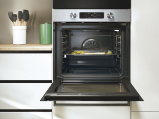 Tra le funzioni con Easy Steam del forno multifunzione Bake 800 Stainless Steel CA6 N5B3EYTX
di Candy ci sono Carne Vapore, Pesce Vapore, Verdure Vapore e Panificati
all-in Vapore. Grazie alla tecnologia FullMenu, l'apparecchio cuoce contemporaneamente fino a 4 pietanze senza mischiare gli odori. È in classe energetica A++. Gestibile da remoto con l’app hOn, riceve suggerimenti
e avvisi; si può scegliere tra più
di 350 ricette. Misura L 59,6 x P 56,8 x H 59,5 cm. Prezzo da rivenditore. www.candy-home.com Tra le funzioni con Easy Steam del forno multifunzione Bake 800 Stainless Steel CA6 N5B3EYTX
di Candy ci sono Carne Vapore, Pesce Vapore, Verdure Vapore e Panificati
all-in Vapore. Grazie alla tecnologia FullMenu, l'apparecchio cuoce contemporaneamente fino a 4 pietanze senza mischiare gli odori. È in classe energetica A++. Gestibile da remoto con l’app hOn, riceve suggerimenti
e avvisi; si può scegliere tra più
di 350 ricette. Misura L 59,6 x P 56,8 x H 59,5 cm. Prezzo da rivenditore. www.candy-home.com