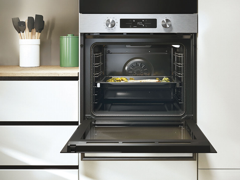 Tra le funzioni con Easy Steam del forno multifunzione Bake 800 Stainless Steel CA6 N5B3EYTX
di Candy ci sono Carne Vapore, Pesce Vapore, Verdure Vapore e Panificati
all-in Vapore. Grazie alla tecnologia FullMenu, l'apparecchio cuoce contemporaneamente fino a 4 pietanze senza mischiare gli odori. È in classe energetica A++. Gestibile da remoto con l’app hOn, riceve suggerimenti
e avvisi; si può scegliere tra più
di 350 ricette. Misura L 59,6 x P 56,8 x H 59,5 cm. Prezzo da rivenditore. www.candy-home.com Tra le funzioni con Easy Steam del forno multifunzione Bake 800 Stainless Steel CA6 N5B3EYTX
di Candy ci sono Carne Vapore, Pesce Vapore, Verdure Vapore e Panificati
all-in Vapore. Grazie alla tecnologia FullMenu, l'apparecchio cuoce contemporaneamente fino a 4 pietanze senza mischiare gli odori. È in classe energetica A++. Gestibile da remoto con l’app hOn, riceve suggerimenti
e avvisi; si può scegliere tra più
di 350 ricette. Misura L 59,6 x P 56,8 x H 59,5 cm. Prezzo da rivenditore. www.candy-home.com