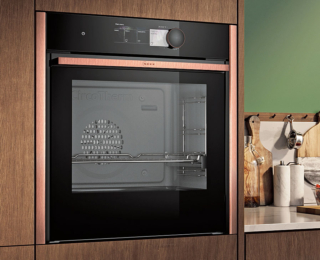 Dispone di 23 funzioni di cottura, tra cui combinate a vapore, il forno Full Steam N 90 B69FY5CX0 di Neff. Tra le opzioni, grill ventilato con vapore, funzione pane con vapore, mantenimento in caldo, CircoTherm e riscaldamento superiore/inferiore con vapore. In classe A+,
ha un volume di 71 l. Misura L 59,6 x
P 54,8 x H 59,5 cm. Prezzo da rivenditore. www.neff-home.com Dispone di 23 funzioni di cottura, tra cui combinate a vapore, il forno Full Steam N 90 B69FY5CX0 di Neff. Tra le opzioni, grill ventilato con vapore, funzione pane con vapore, mantenimento in caldo, CircoTherm e riscaldamento superiore/inferiore con vapore. In classe A+,
ha un volume di 71 l. Misura L 59,6 x
P 54,8 x H 59,5 cm. Prezzo da rivenditore. www.neff-home.com