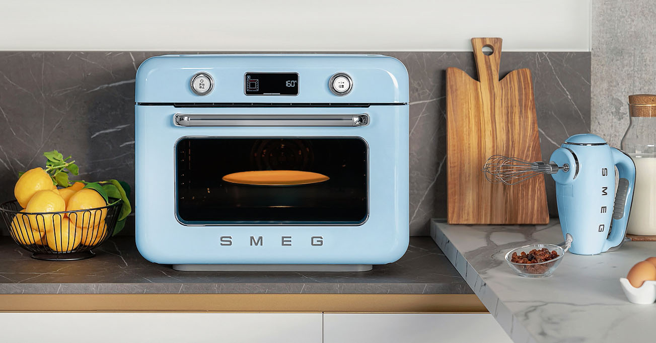 Il forno combinato a vapore
da appoggio COF01PBEU
di Smeg abbina la cottura
tradizionale con quella a vapore.
Con 10 funzioni, tra cui vapore
puro o combinato a vapore,
è anche facile da pulire grazie
al serbatoio estraibile e alla funzione
di decalcificazione. Con estetica
anni 50’, è disponibile in svariati colori
(in foto, in azzurro pastello). Misura
L 50 x P 51 x H 40 cm e costa 899 euro.  www.smeg.com Il forno combinato a vapore
da appoggio COF01PBEU
di Smeg abbina la cottura
tradizionale con quella a vapore.
Con 10 funzioni, tra cui vapore
puro o combinato a vapore,
è anche facile da pulire grazie
al serbatoio estraibile e alla funzione
di decalcificazione. Con estetica
anni 50’, è disponibile in svariati colori
(in foto, in azzurro pastello). Misura
L 50 x P 51 x H 40 cm e costa 899 euro.  www.smeg.com