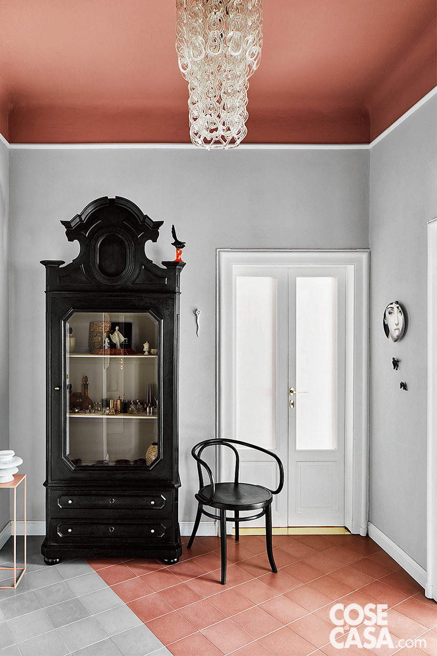 Ingresso con soffitto e parte del pavimento color terracotta più credenza nera Ingresso con soffitto e parte del pavimento color terracotta più credenza nera