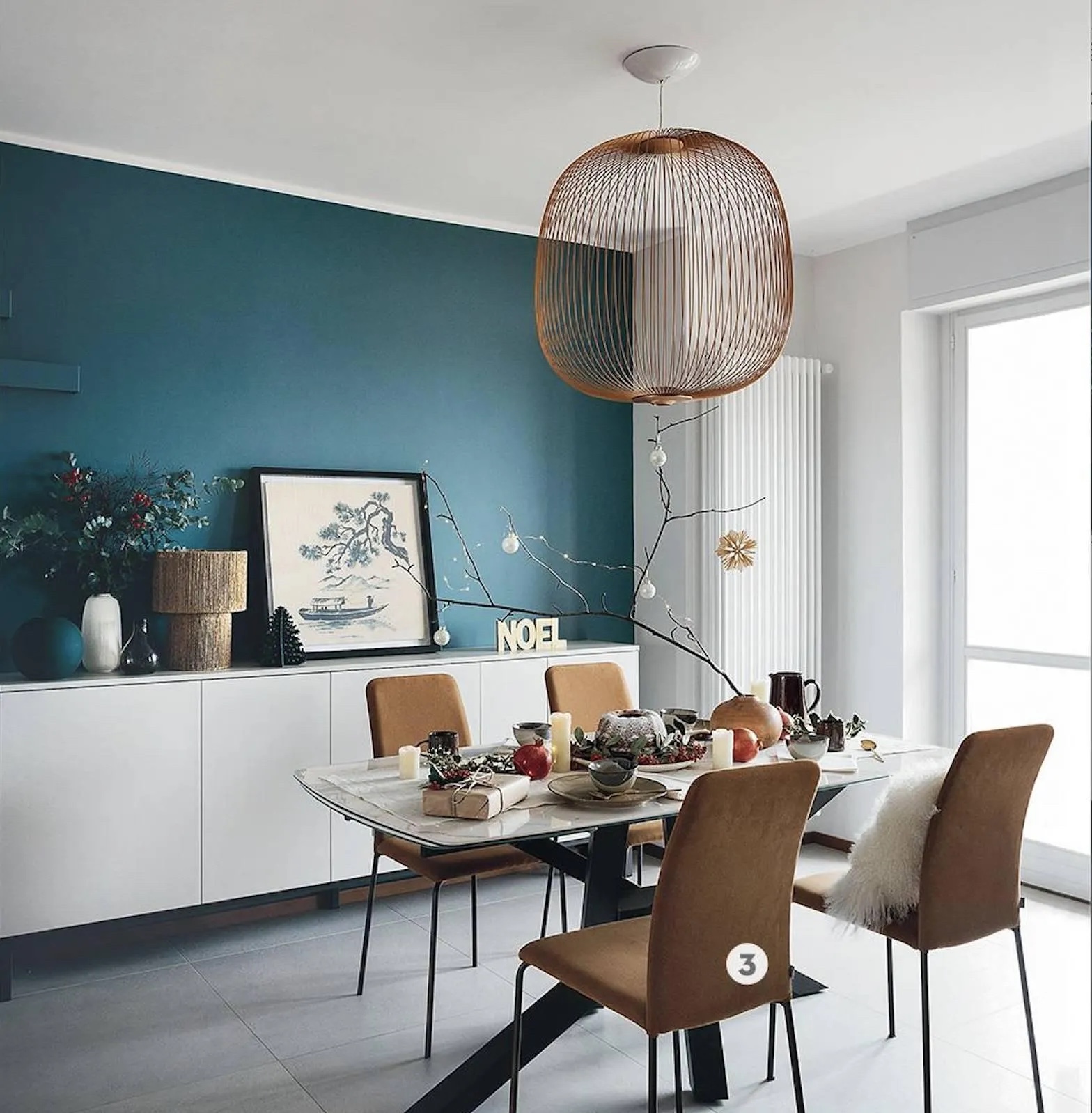 Nella parte dedicata all'area pranzo di questa casa, è stata scelta una bellissima lampada a sospensione centrale in rete metallica con finitura rame, dalla forma molto particolare. L'abbinamento è con il bianco di pareti, infissi, pavimento, piano del tavolo e mobile e con il color ottanio della parete, con un accostamento che rende l'ambiente molto elegante.
Progetto Studio Artelier, arch. Silvia Scalia e Silvia Somma, Torino, Tel. 011/18865764 http://www.artelierprogetti.com - Foto Studio Roy - Styling Lidia Elisa Covello