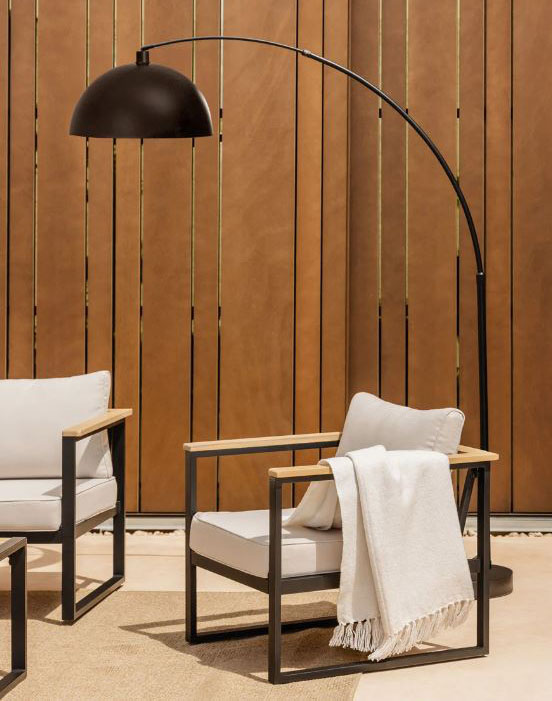 Può essere usata anche all'esterno la lampada Diala di Sklum, realizzata in ferro, con protezione IP44 che lo rende resistente alle intemperie, disponibile in sei varianti di colore. Il paralume rotondo diffonde una luce ampia e accogliente; inoltre, l'arco regolabile in altezza consente di personalizzarne le dimensioni. Misura L 145/170 x H 185/210 cm. Prezzo 154,95 euro. https://www.sklum.com Può essere usata anche all'esterno la lampada Diala di Sklum, realizzata in ferro, con protezione IP44 che lo rende resistente alle intemperie, disponibile in sei varianti di colore. Il paralume rotondo diffonde una luce ampia e accogliente; inoltre, l'arco regolabile in altezza consente di personalizzarne le dimensioni. Misura L 145/170 x H 185/210 cm. Prezzo 154,95 euro. https://www.sklum.com