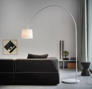 La lampada da terra Dorsale di Ideal Lux ha la struttura ad arco realizzata in metallo verniciato opaco bianco. Il braccio a sezione quadrata è composto da tre elementi; il paralume è realizzato in PVC rivestito in tessuto bianco. Misura L 200/234 x H 228 cm. Prezzo 675 euro + IVA. https://www.ideal-lux.com La lampada da terra Dorsale di Ideal Lux ha la struttura ad arco realizzata in metallo verniciato opaco bianco. Il braccio a sezione quadrata è composto da tre elementi; il paralume è realizzato in PVC rivestito in tessuto bianco. Misura L 200/234 x H 228 cm. Prezzo 675 euro + IVA. https://www.ideal-lux.com