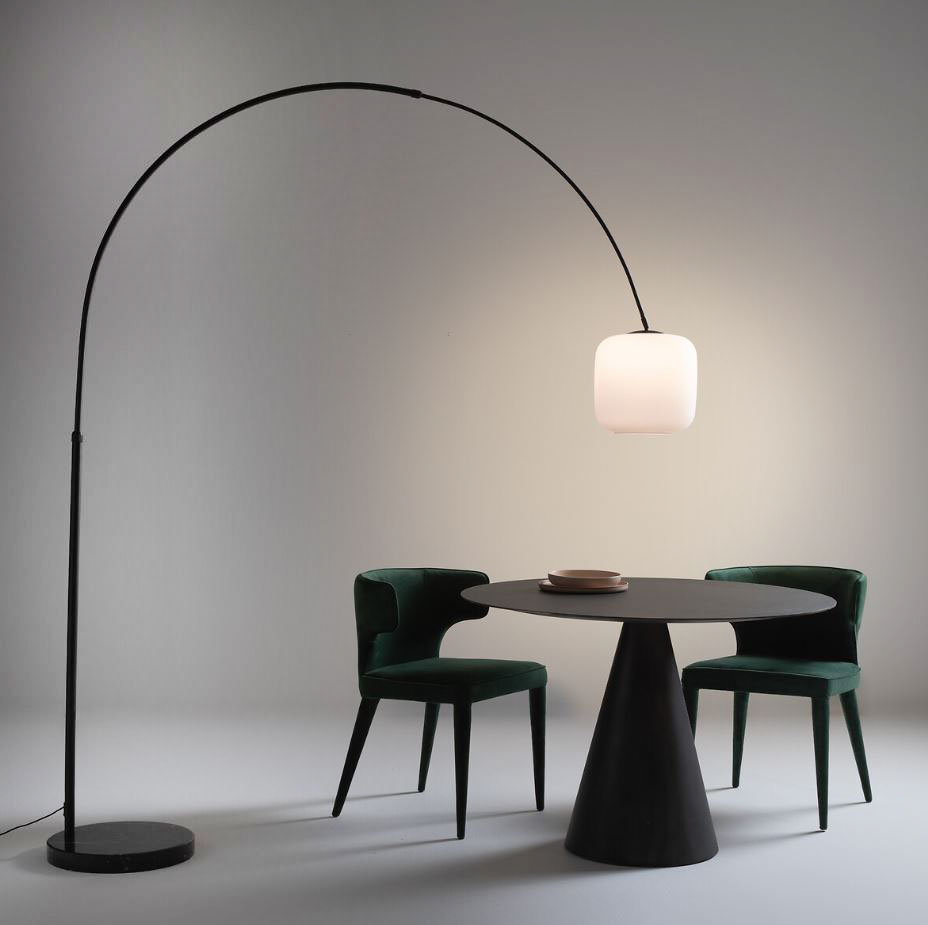 Effetto optical per la lampada da terra ad arco Elita di AM.PM La Redoute che abbina un globo in vetro opalino bianco opaco, che diffonde una luce soffusa e omogenea, ad un' asta in ferro con finitura epossidica nera opaca. La base è realizzata in marmo ambrato, il cavo elettrico è rivestito in tessuto. Misura L 178 x H 235 cm. Prezzo 459 euro. https://www.laredoute.it Effetto optical per la lampada da terra ad arco Elita di AM.PM La Redoute che abbina un globo in vetro opalino bianco opaco, che diffonde una luce soffusa e omogenea, ad un' asta in ferro con finitura epossidica nera opaca. La base è realizzata in marmo ambrato, il cavo elettrico è rivestito in tessuto. Misura L 178 x H 235 cm. Prezzo 459 euro. https://www.laredoute.it