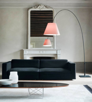 Lady Costanza di Luceplan è la lampada da terra ad arco con lo stelo dotato di regolazione telescopica e della possibilità di rotazione sulla base per permettere di variare l'altezza e l'orientamento del diffusore. La maniglia sulla base permette di spostarla agevolmente da una stanza all'altra. Misura L 203 x P 36 x H 217/250 cm. Prezzo a partire da 1.765 euro. https://www.luceplan.com Lady Costanza di Luceplan è la lampada da terra ad arco con lo stelo dotato di regolazione telescopica e della possibilità di rotazione sulla base per permettere di variare l'altezza e l'orientamento del diffusore. La maniglia sulla base permette di spostarla agevolmente da una stanza all'altra. Misura L 203 x P 36 x H 217/250 cm. Prezzo a partire da 1.765 euro. https://www.luceplan.com