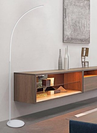 Un design moderno ed essenziale per la lampada da terra LED Roxie di Novecento (Ref. 82711701) in vendita da Leroy Merlin: la sottile struttura ad arco è completamente realizzata in alluminio di colore bianco. È dotata di una luce bianco naturale ed è dimmerabile. Misura L 47 x H 170 cm. Prezzo 136,90 euro. https://www.leroymerlin.it Un design moderno ed essenziale per la lampada da terra LED Roxie di Novecento (Ref. 82711701) in vendita da Leroy Merlin: la sottile struttura ad arco è completamente realizzata in alluminio di colore bianco. È dotata di una luce bianco naturale ed è dimmerabile. Misura L 47 x H 170 cm. Prezzo 136,90 euro. https://www.leroymerlin.it