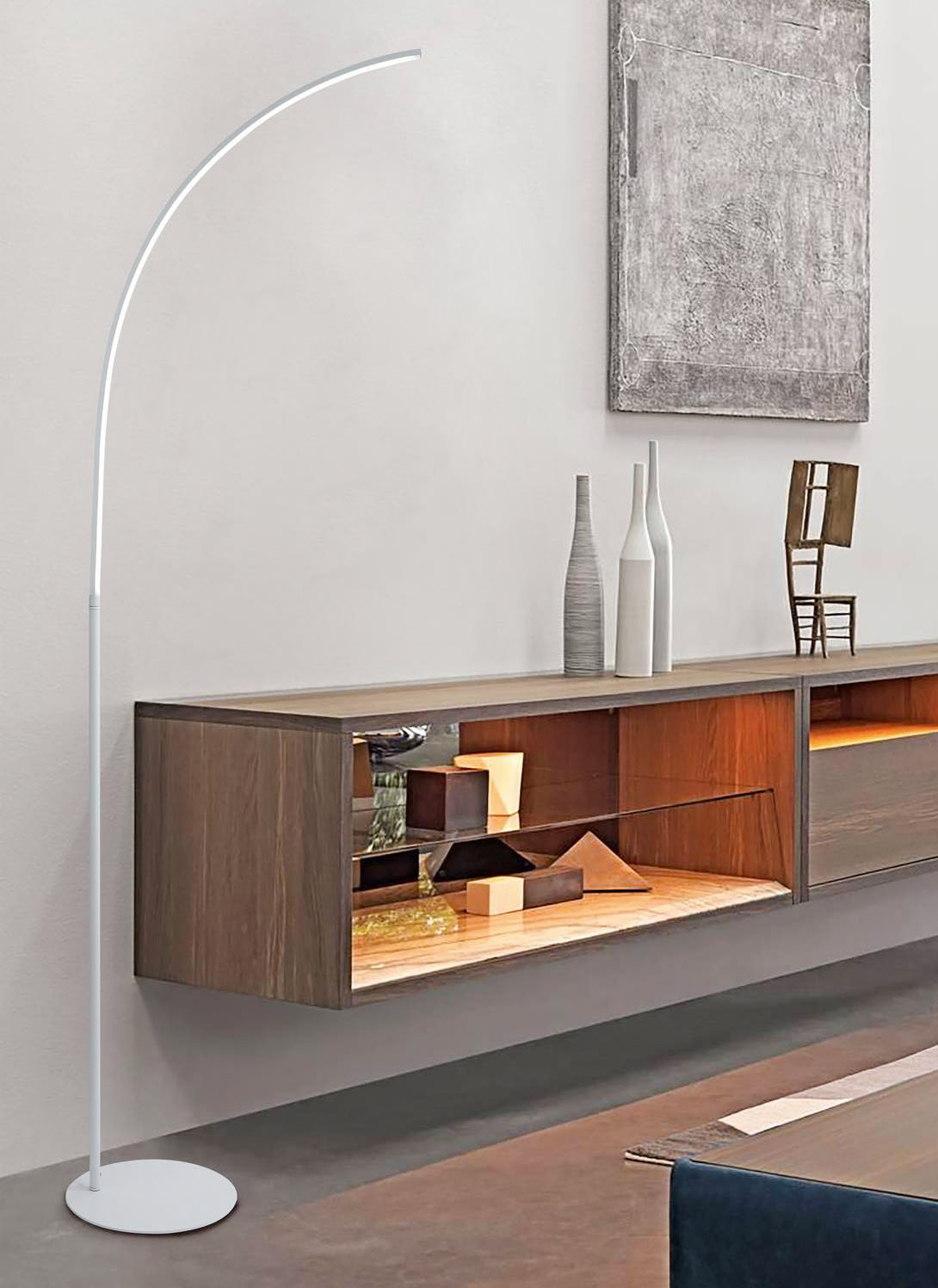 Un design moderno ed essenziale per la lampada da terra LED Roxie di Novecento (Ref. 82711701) in vendita da Leroy Merlin: la sottile struttura ad arco è completamente realizzata in alluminio di colore bianco. È dotata di una luce bianco naturale ed è dimmerabile. Misura L 47 x H 170 cm. Prezzo 136,90 euro. https://www.leroymerlin.it Un design moderno ed essenziale per la lampada da terra LED Roxie di Novecento (Ref. 82711701) in vendita da Leroy Merlin: la sottile struttura ad arco è completamente realizzata in alluminio di colore bianco. È dotata di una luce bianco naturale ed è dimmerabile. Misura L 47 x H 170 cm. Prezzo 136,90 euro. https://www.leroymerlin.it