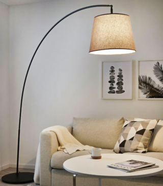 Permette di illuminare tutto l'ambiente la lampada da terra SKOTTORP / SKAFTET di Ikea Italia che è dotata di un grande paralume in tessuto misto lino grigio chiaro. La sottile base rotonda in acciaio può essere infilata sotto il divano per ottimizzare al meglio lo spazio. Misura L 170 x H 214 cm. Prezzo 79,95 euro. https://www.ikea.com Permette di illuminare tutto l'ambiente la lampada da terra SKOTTORP / SKAFTET di Ikea Italia che è dotata di un grande paralume in tessuto misto lino grigio chiaro. La sottile base rotonda in acciaio può essere infilata sotto il divano per ottimizzare al meglio lo spazio. Misura L 170 x H 214 cm. Prezzo 79,95 euro. https://www.ikea.com