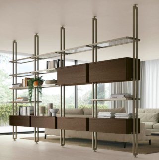 Trova posto dietro il divano la libreria bifacciale Andromeda di Tomasella che si trasforma in un vero e proprio elemento architettonico in grado di dividere l'ambiente open space. La struttura è composta da elementi verticali in metallo palladio, da ripiani ad angolo curvo in vetro trasparente e da contenitori squadrati in rovere moka. Misura L 377,5 x P 40 x H 270 cm. Prezzo su richiesta. https://www.tomasella.it Trova posto dietro il divano la libreria bifacciale Andromeda di Tomasella che si trasforma in un vero e proprio elemento architettonico in grado di dividere l'ambiente open space. La struttura è composta da elementi verticali in metallo palladio, da ripiani ad angolo curvo in vetro trasparente e da contenitori squadrati in rovere moka. Misura L 377,5 x P 40 x H 270 cm. Prezzo su richiesta. https://www.tomasella.it