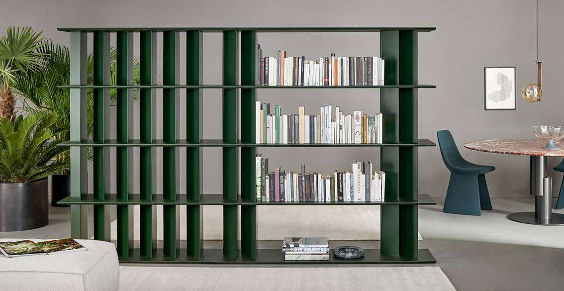 Un'intensa colorazione verde opaco per la libreria bifacciale in legno laccato  monocolore Dogma di Bonaldo che si trasforma nella protagonista del living. È caratterizzata da montanti a forma di goccia a cui si collegano i moduli disponibili in tre formati diversi. Misura L 113+180 x P 40 x H 182 cm. Prezzo su progetto.  https://www.bonaldo.com Un'intensa colorazione verde opaco per la libreria bifacciale in legno laccato  monocolore Dogma di Bonaldo che si trasforma nella protagonista del living. È caratterizzata da montanti a forma di goccia a cui si collegano i moduli disponibili in tre formati diversi. Misura L 113+180 x P 40 x H 182 cm. Prezzo su progetto.  https://www.bonaldo.com