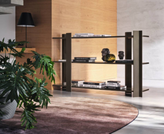 Trova posto con facilità la libreria bifacciale freestanding Wu di Calligaris grazie al suo design essenziale: può essere posizionata sia a parete sia a centro stanza come elemento divisorio. I sostegni a forma di V, posizionati in modo irregolare, e le mensole con angolo tagliato, danno vita ad un maggiore dinamismo visivo. È disponibile in due altezze diverse. Misura L 200 x P 50 x H 120/170 cm. Prezzo a partire da 2.131 euro. https://www.calligaris.com Trova posto con facilità la libreria bifacciale freestanding Wu di Calligaris grazie al suo design essenziale: può essere posizionata sia a parete sia a centro stanza come elemento divisorio. I sostegni a forma di V, posizionati in modo irregolare, e le mensole con angolo tagliato, danno vita ad un maggiore dinamismo visivo. È disponibile in due altezze diverse. Misura L 200 x P 50 x H 120/170 cm. Prezzo a partire da 2.131 euro. https://www.calligaris.com