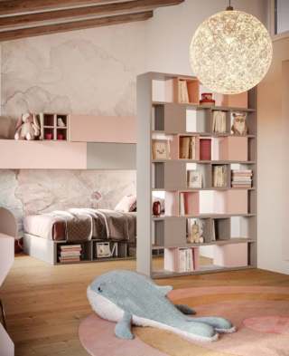 La libreria bifacciale della collezione Uno per tutti 2023 di Giessegi permette di creare un angolo privato per il letto nella cameretta. La struttura è disponibile nelle finiture nobilitate Bianco, Nuvola Frassino, Rovere Nodato, Cenere Wood e nei vari colori laccati/nobilitati di serie e in formati diversi. Misura L 152,8 x P 30 x H 227,2 cm. Prezzo a partire da 2.598 euro + IVA. https://www.giessegi.it La libreria bifacciale della collezione Uno per tutti 2023 di Giessegi permette di creare un angolo privato per il letto nella cameretta. La struttura è disponibile nelle finiture nobilitate Bianco, Nuvola Frassino, Rovere Nodato, Cenere Wood e nei vari colori laccati/nobilitati di serie e in formati diversi. Misura L 152,8 x P 30 x H 227,2 cm. Prezzo a partire da 2.598 euro + IVA. https://www.giessegi.it