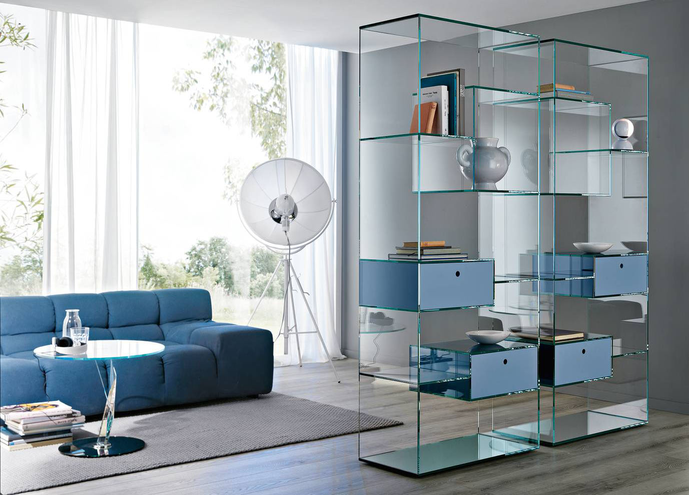 La struttura della libreria bifacciale modulare Liber di Tonelli Design è realizzata in vetro trasparente, disponibile nelle varianti extrachiaro o fumè, che la rende leggera e facile da ambientare. È dotata di cassetti laccati o rivestiti in pelle che si trasformano in veri e propri elementi decorativi. Misura L 80 x P 40 x H 240 cm. Prezzo a partire da 3.64,80 euro. https://tonellidesign.it La struttura della libreria bifacciale modulare Liber di Tonelli Design è realizzata in vetro trasparente, disponibile nelle varianti extrachiaro o fumè, che la rende leggera e facile da ambientare. È dotata di cassetti laccati o rivestiti in pelle che si trasformano in veri e propri elementi decorativi. Misura L 80 x P 40 x H 240 cm. Prezzo a partire da 3.64,80 euro. https://tonellidesign.it