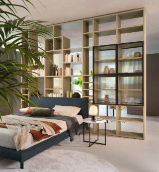 La libreria della collezione Freespace di Zalf è composta da moduli a terra bifacciali con ripiani discontinui in rovere naturale; le ante City Glass in vetro trasparente cannettato con telaio brunito trasformano i vani in una vetrina per esporre piccoli oggetti. Prezzo su progetto. https://www.zalf.com La libreria della collezione Freespace di Zalf è composta da moduli a terra bifacciali con ripiani discontinui in rovere naturale; le ante City Glass in vetro trasparente cannettato con telaio brunito trasformano i vani in una vetrina per esporre piccoli oggetti. Prezzo su progetto. https://www.zalf.com