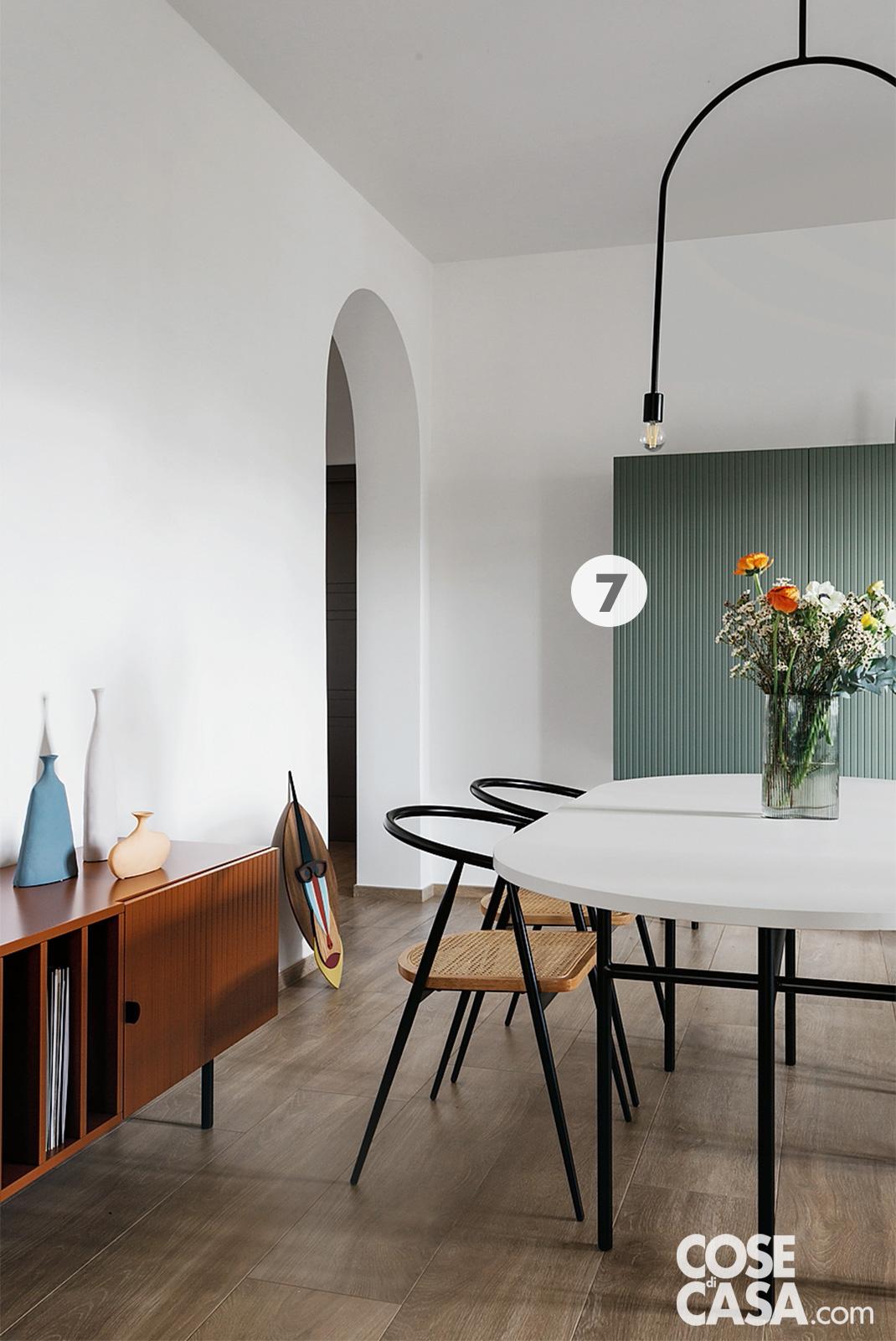 Madia color terracotta nella zona pranzo con superficie cannettata Madia color terracotta nella zona pranzo con superficie cannettata