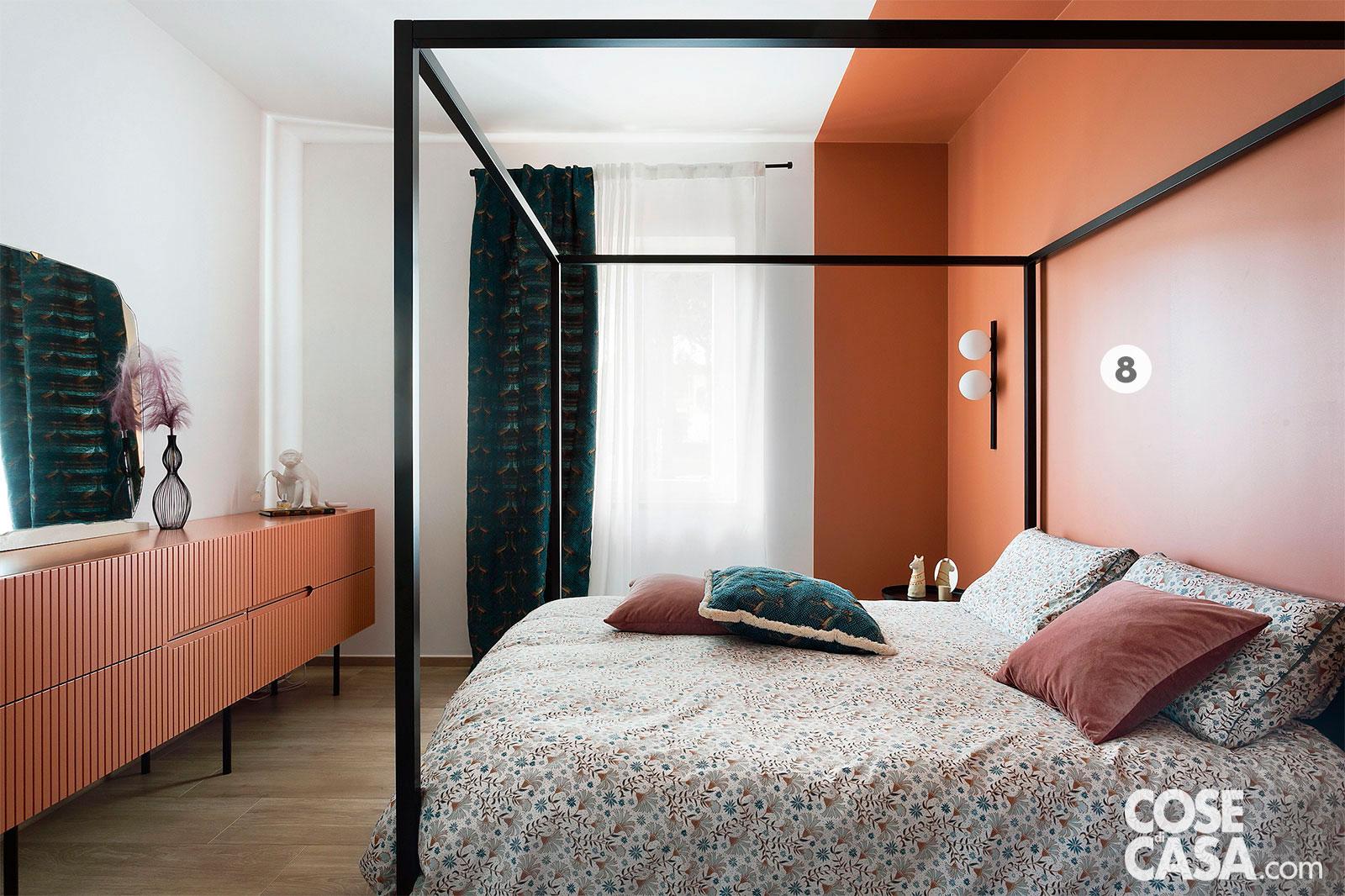 Madia componibile lunga e nicchia dietro al letto dipinta, entrambe color terracotta Madia componibile lunga e nicchia dietro al letto dipinta, entrambe color terracotta