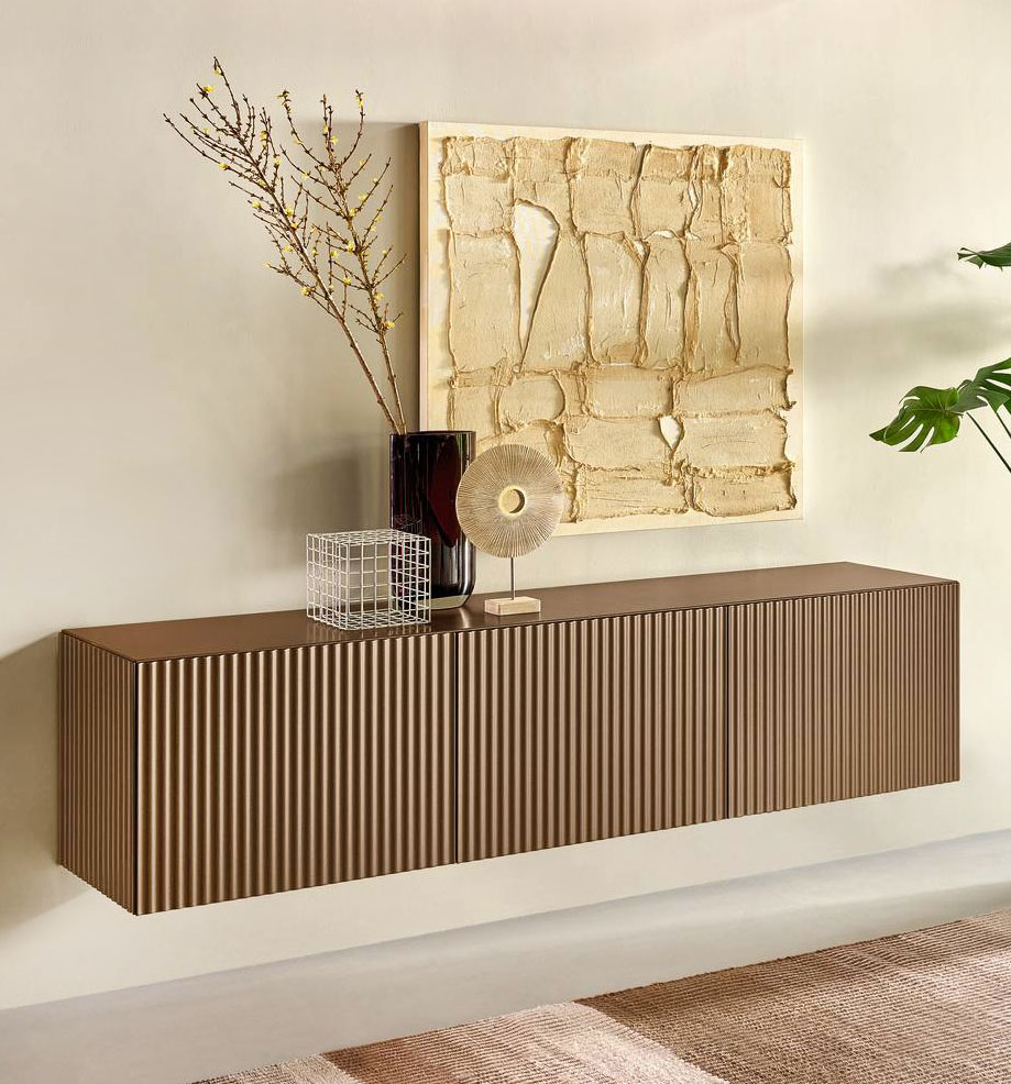 Tre ante effetto cannettato morbido, coordinate con i fianchi, per la grande madia sospesa Onda di Riflessi che è realizzata in legno laccato verniciato bronzo. Misura L 198 x P 39 x H 50 cm. Prezzo 3.416 euro. https://www.riflessi.it Tre ante effetto cannettato morbido, coordinate con i fianchi, per la grande madia sospesa Onda di Riflessi che è realizzata in legno laccato verniciato bronzo. Misura L 198 x P 39 x H 50 cm. Prezzo 3.416 euro. https://www.riflessi.it