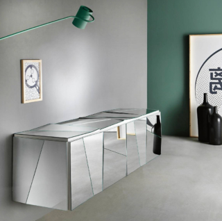 Si trasforma nella protagonista indiscussa del living la madia sospesa Psiche di Tonelli Design che ha quattro ante e la struttura realizzati con pannelli, concavi e convessi, rivestiti in vetro nella finitura specchio che creano un effetto ottico di grande ricercatezza. Misura L 207 x P 54 x H 54 cm. Prezzo su richiesta. https://tonellidesign.it Si trasforma nella protagonista indiscussa del living la madia sospesa Psiche di Tonelli Design che ha quattro ante e la struttura realizzati con pannelli, concavi e convessi, rivestiti in vetro nella finitura specchio che creano un effetto ottico di grande ricercatezza. Misura L 207 x P 54 x H 54 cm. Prezzo su richiesta. https://tonellidesign.it