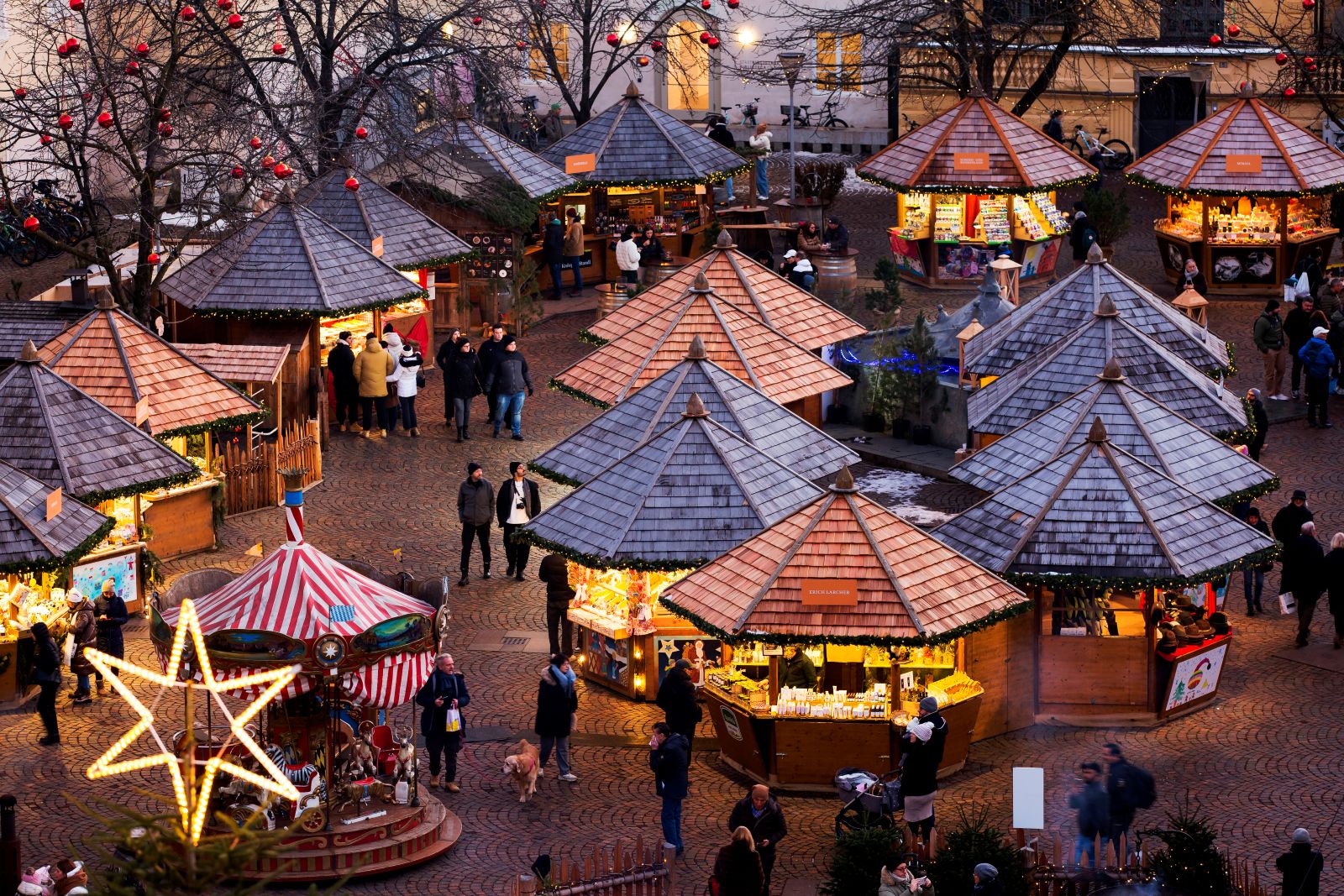 Al 34° Mercatino di Natale di Bressanone, che si svolge dal 28 novembre 2025 al 6 gennaio 2026, si trovano le tipiche casette che espongono molti manufatti di artigianato locale come le palle di Natale dipinte a mano, oggetti in legno e feltro, stelle di paglia o candele fatte a mano e originali idee regalo. Come sempre non mancano le specialità gastronomiche dalle marmellate al miele, dal tè agli infusi fino ai prodotti tipici. Agli stand gastronomici, oltre a vin brûlé e punch, si possono gustare piatti tradizionali come le frittelle di patate con crauti, la zuppa di gulasch e i dolci krapfen oltre allo zelten natalizio. Foto: Bressanone Turismo, Max Rella. www.mercatini-di-natale.bz.it/alto-adige/bressanone/