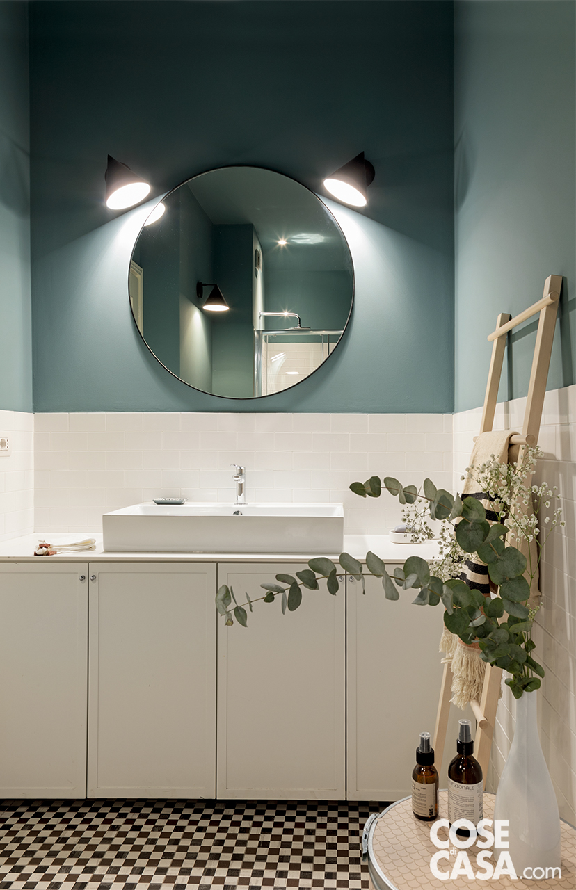 mobile bagno bianco bianchi parete ottanio e pavimento a scacchi bianco e nero