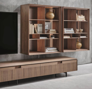 Il mobile contenitore Matics 1 di Porada può essere sospeso a parete o appoggiato a terra. La struttura in noce canaletta è caratterizzato da un pannello posteriore disponibile in metallo bronzo goffrato, in legno o in Cuoio. L'interno è attrezzato con illuminazione a LED integrata, dimmerabile tramite telecomando o APP, ripiani e vani a giorno. Misura L 94 x P 42 x H 116 cm. Prezzo 7.665 euro (come da foto con fondo in metallo). https://www.porada.it Il mobile contenitore Matics 1 di Porada può essere sospeso a parete o appoggiato a terra. La struttura in noce canaletta è caratterizzato da un pannello posteriore disponibile in metallo bronzo goffrato, in legno o in Cuoio. L'interno è attrezzato con illuminazione a LED integrata, dimmerabile tramite telecomando o APP, ripiani e vani a giorno. Misura L 94 x P 42 x H 116 cm. Prezzo 7.665 euro (come da foto con fondo in metallo). https://www.porada.it